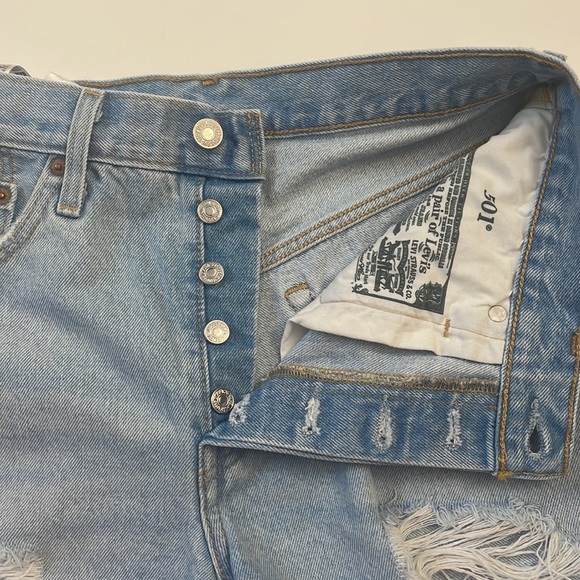 Levi's 501 shorts size 28 - Light Wash - Picture 9 of 11